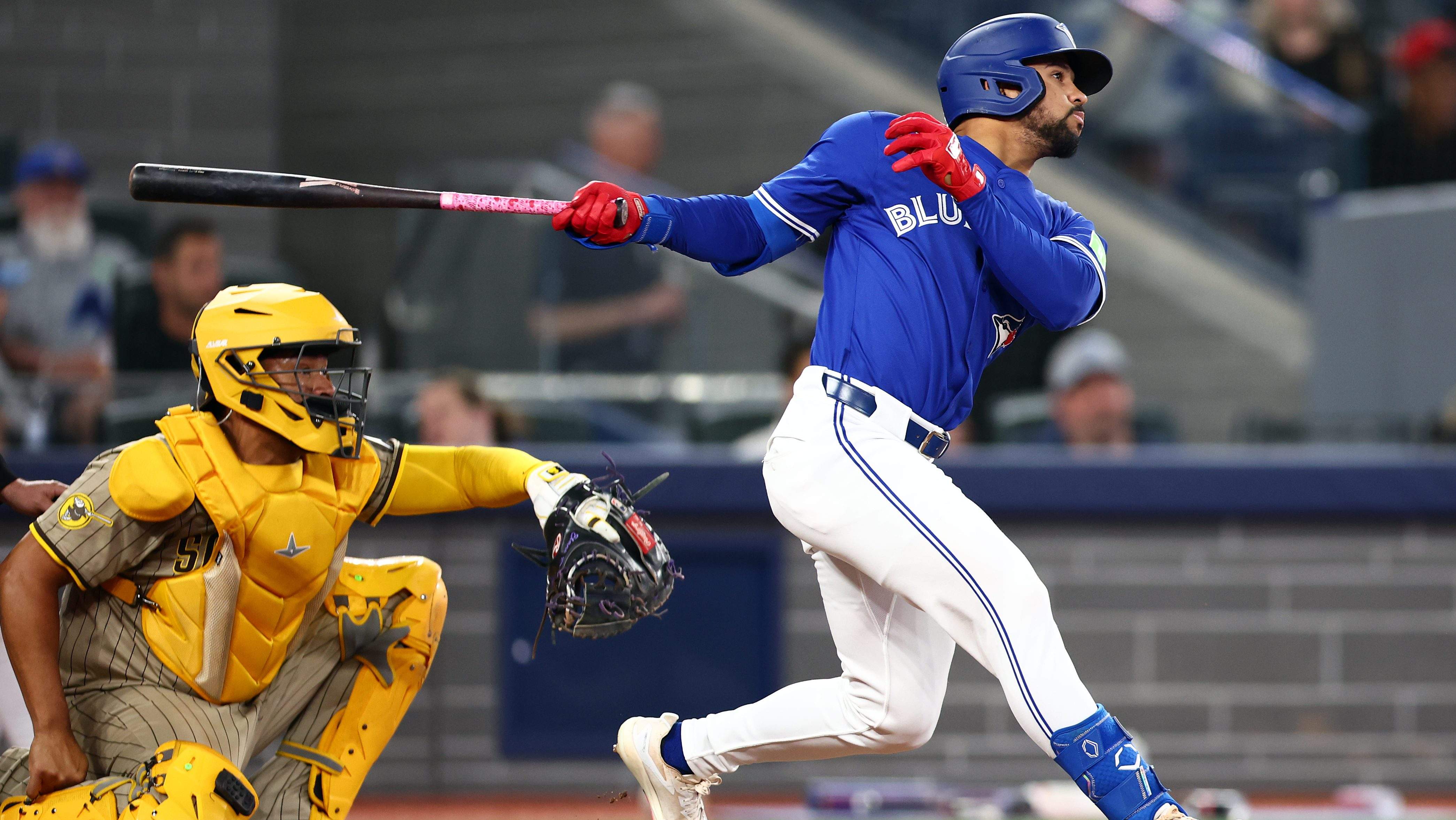 Ex-Blue Jays 231-game MLB veteran inks fresh deal, Jonatan Clase sparks the move.