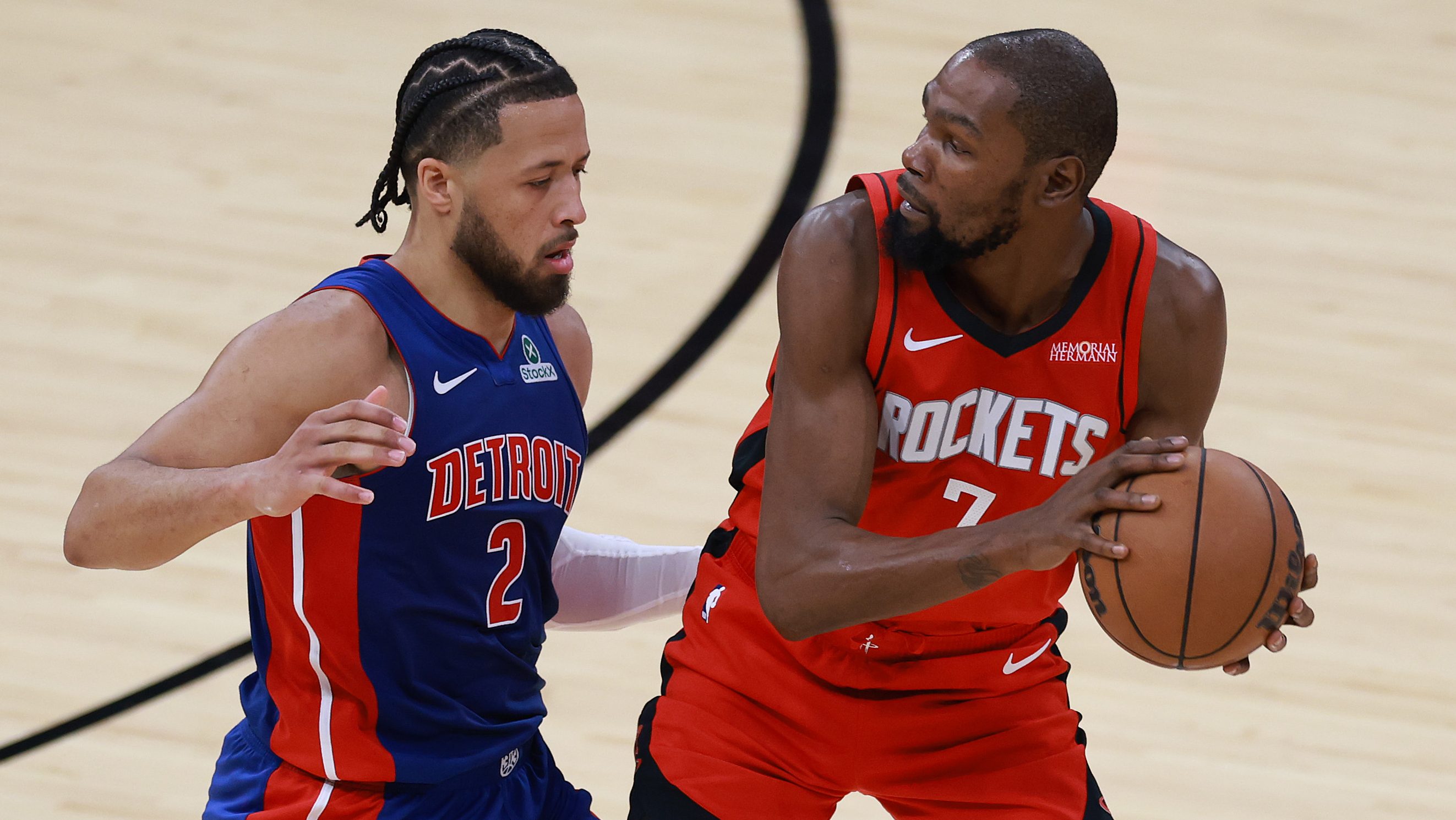 Cade Cunningham defends Kevin Durant during an NBA game amid reports the Detroit Pistons explored a trade for the former MVP.