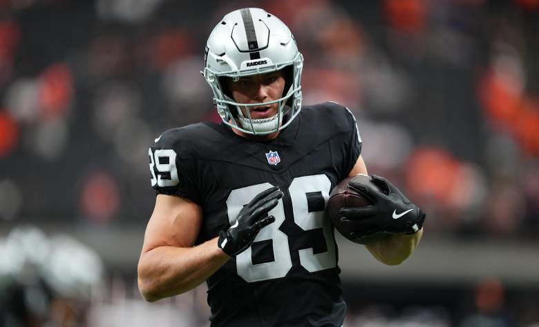 Las Vegas Raiders tight end Brock Bowers warms up.