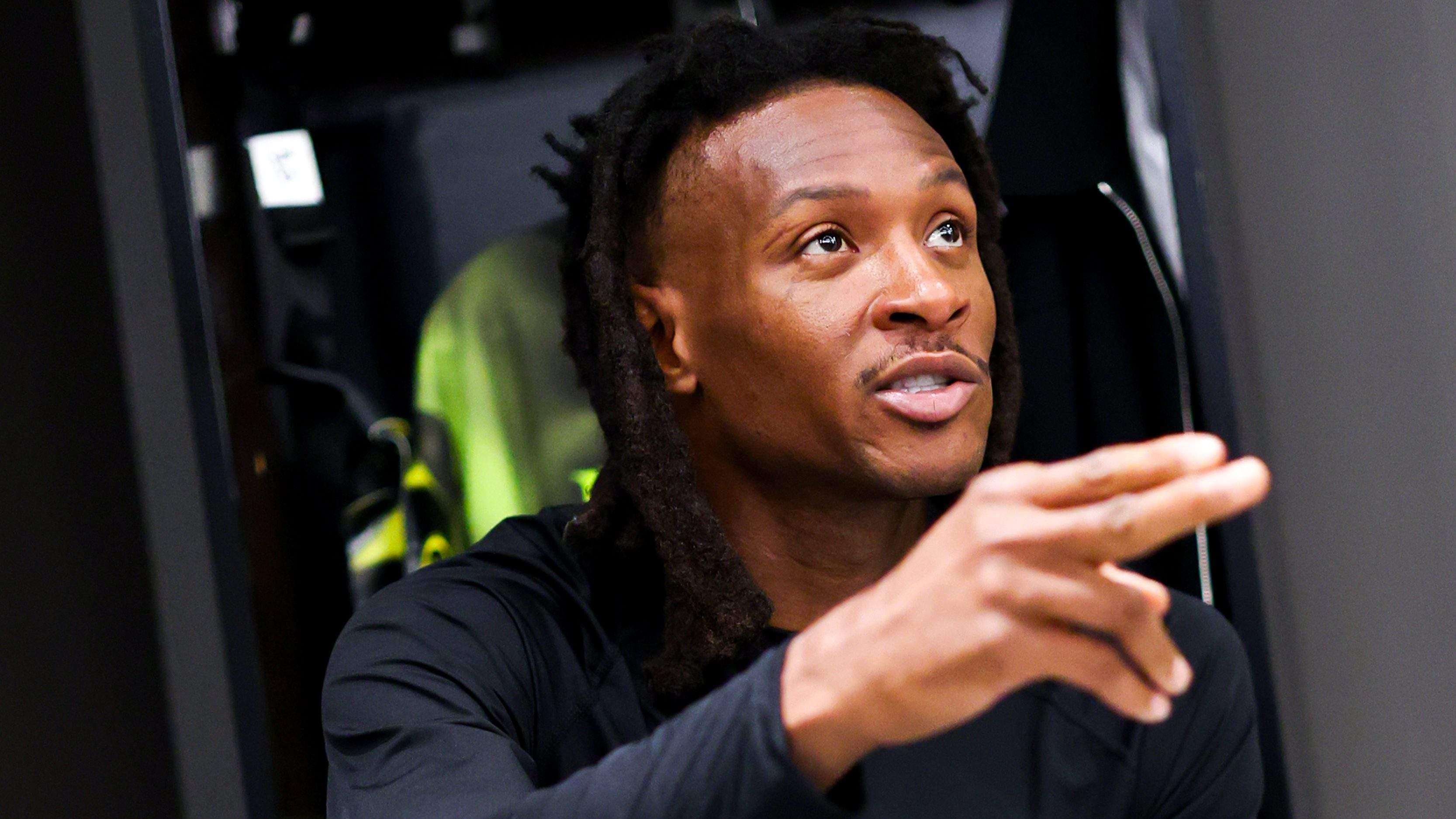 DeAndre Hopkins throws shade at former Texans executive, details inside.