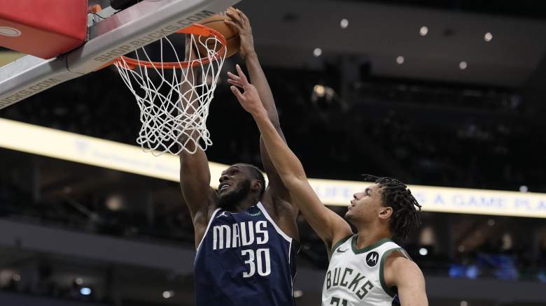 Moussa Cissé dunks for the Dallas Mavericks against the Milwaukee Bucks.