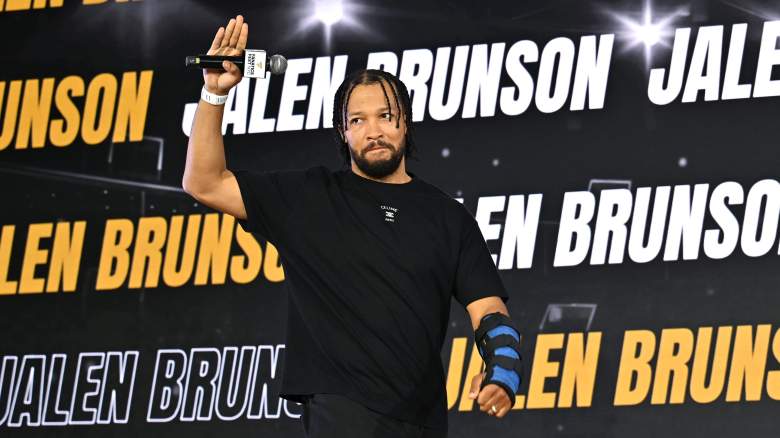 Knicks star Jalen Brunson wears a brace on his left wrist during Fanatics Fest NYC.