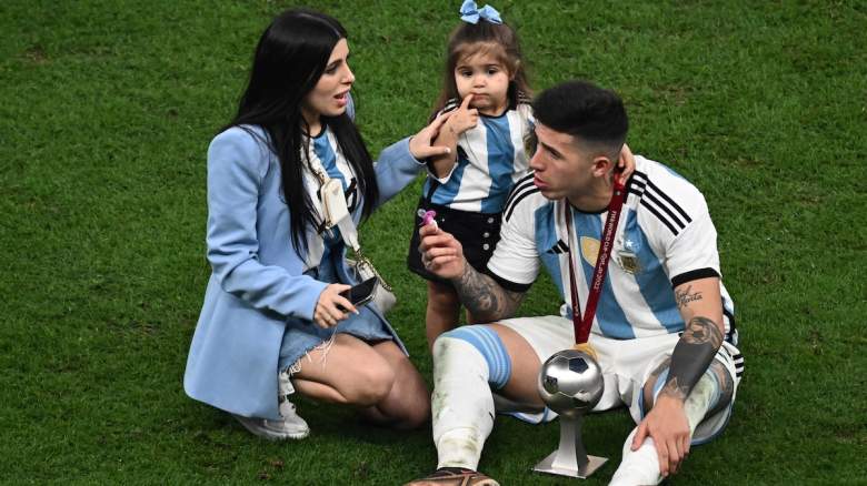 Argentina's midfielder #24 Enzo Fernandez celebrates with his partner Valentina Cervantes and child