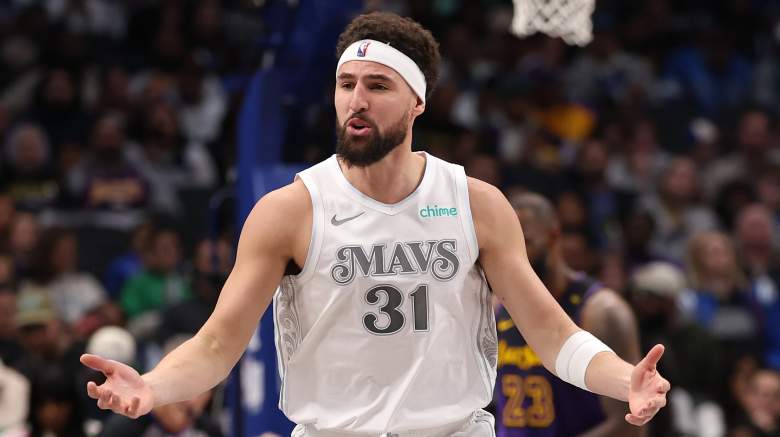 Klay Thompson reacts during an NBA game as the Heat continue pursuing the veteran shooter.
