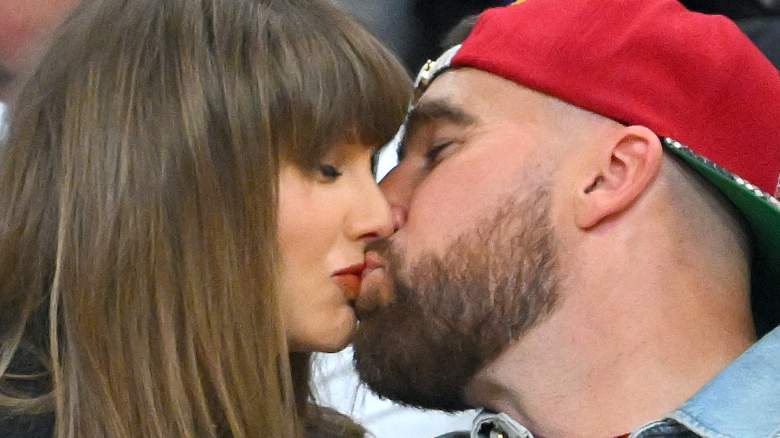 Singer Taylor Swift and Travis Kelce of the Kansas City Chiefs kiss