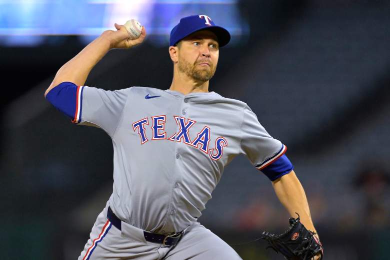 Jacob deGrom throws to the mound.