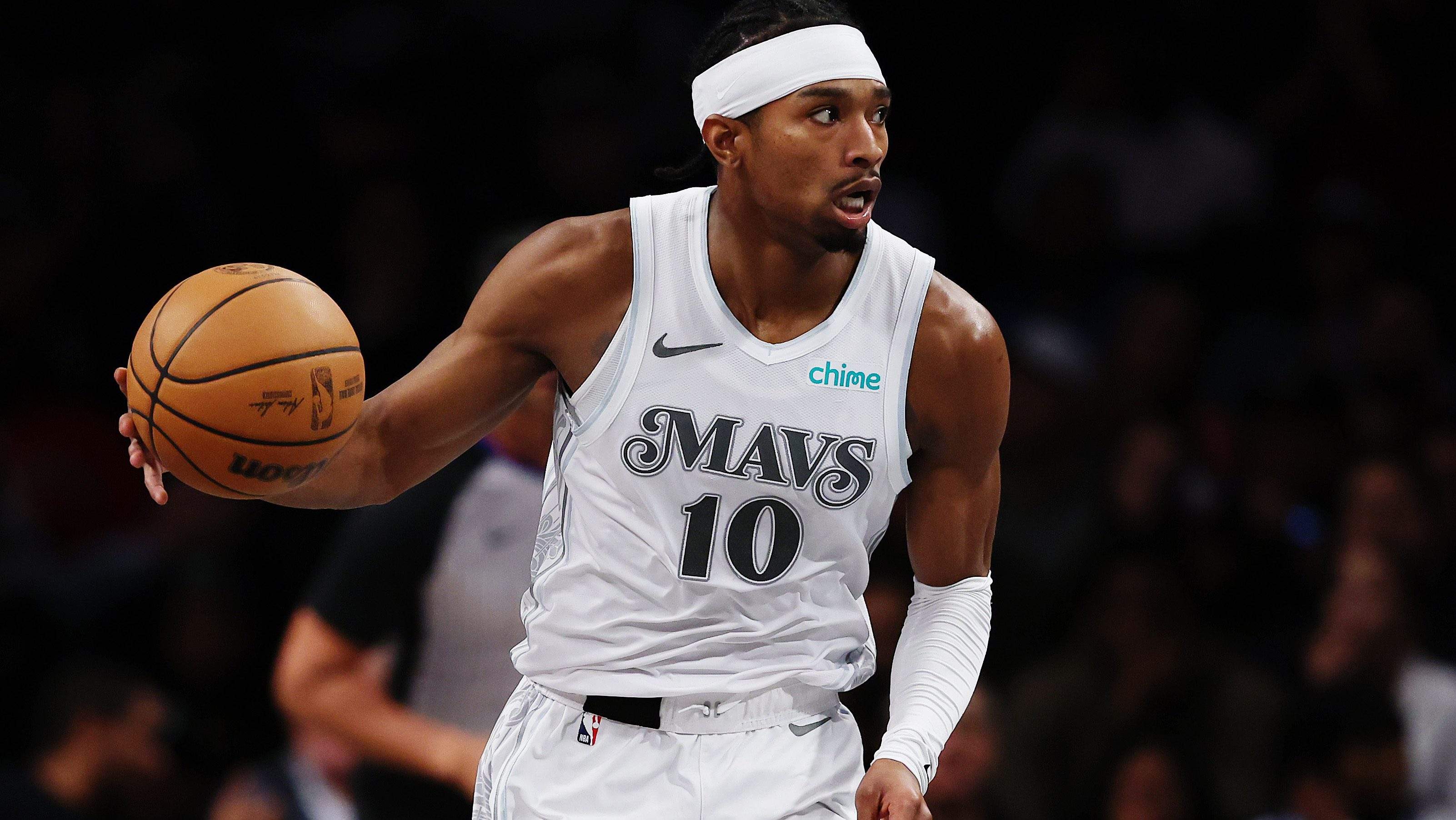 Brandon Williams brings ball up for Mavericks