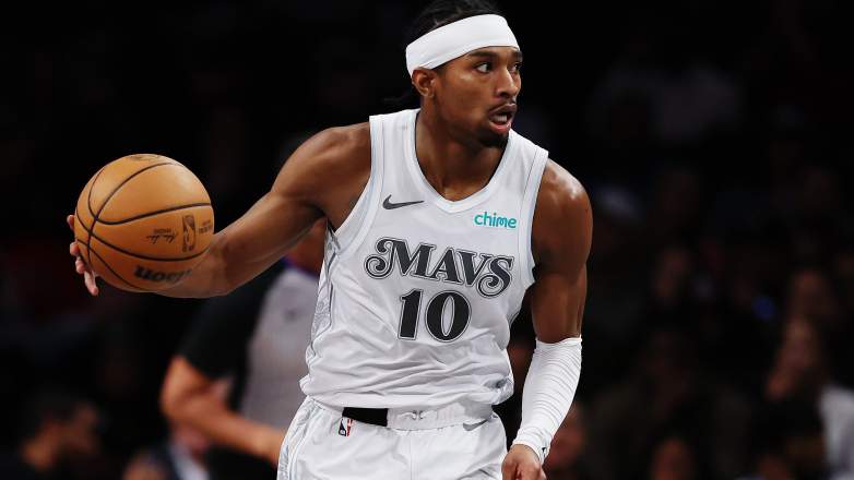 Brandon Williams brings ball up for Mavericks