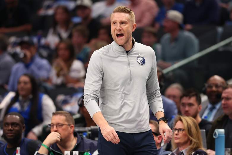 Toumas Iisalo coaching the Grizzlies