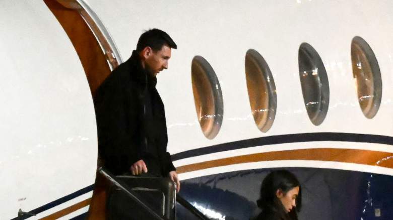 Lionel Messi (L) and his wife Antonela Roccuzzo arrive at the Islas Malvinas International Airport after the death of his father Jorge Messi in Rosario, Santa Fe province, Argentina on August 8, 2026. Jorge Messi, the father and agent of Lionel Messi, has died aged 68, the eight-time Ballon d'Or winner's childhood club Newell's Old Boys announced on August 8, 2026