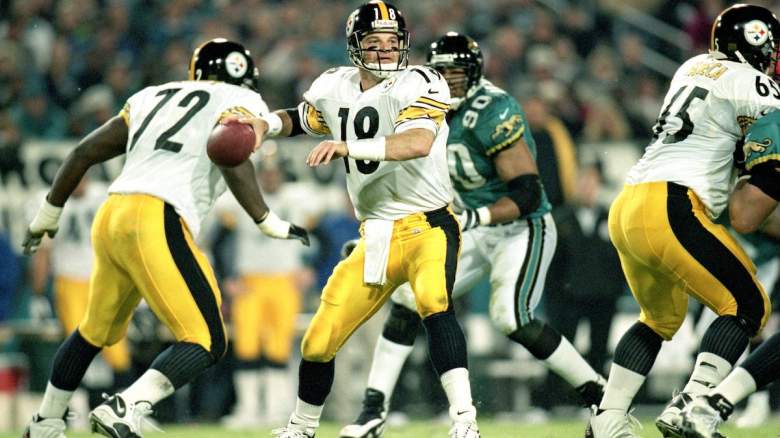 Mike Tomczak #18 of the Pittsburgh Steelers passes the ball