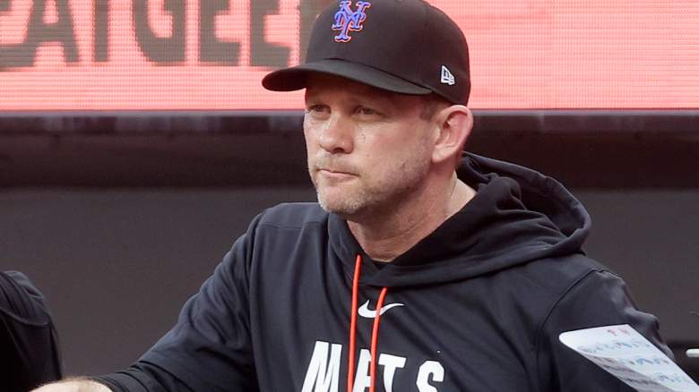 nterim manager Andy Green #70 (2nd R) of the New York Mets looks on