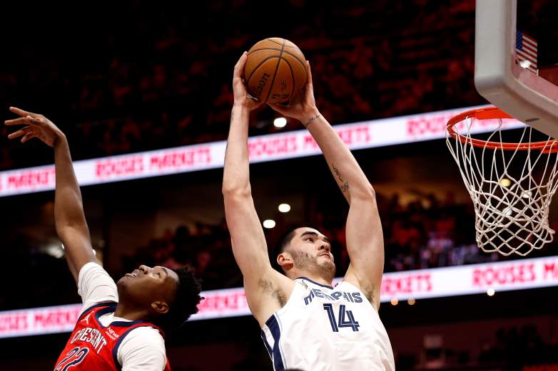 Zach Edey goes up for jam against Pelicans