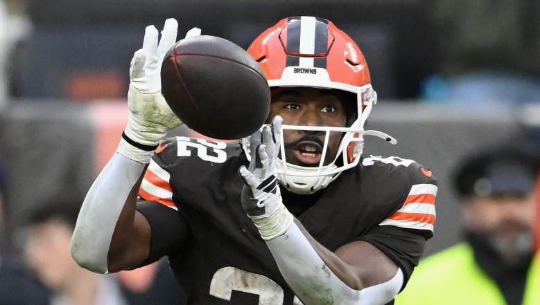 Cleveland Browns running back Dylan Sampson suffered an injury early against the Jaguars.
