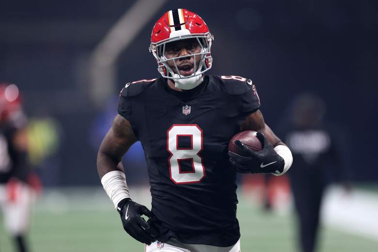Kyle Pitts shown warming up for the Falcons in 2025.