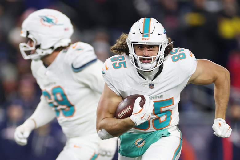 Greg Dulcich runs with the ball for the Dolphins in Week 18 of the 2025 season.