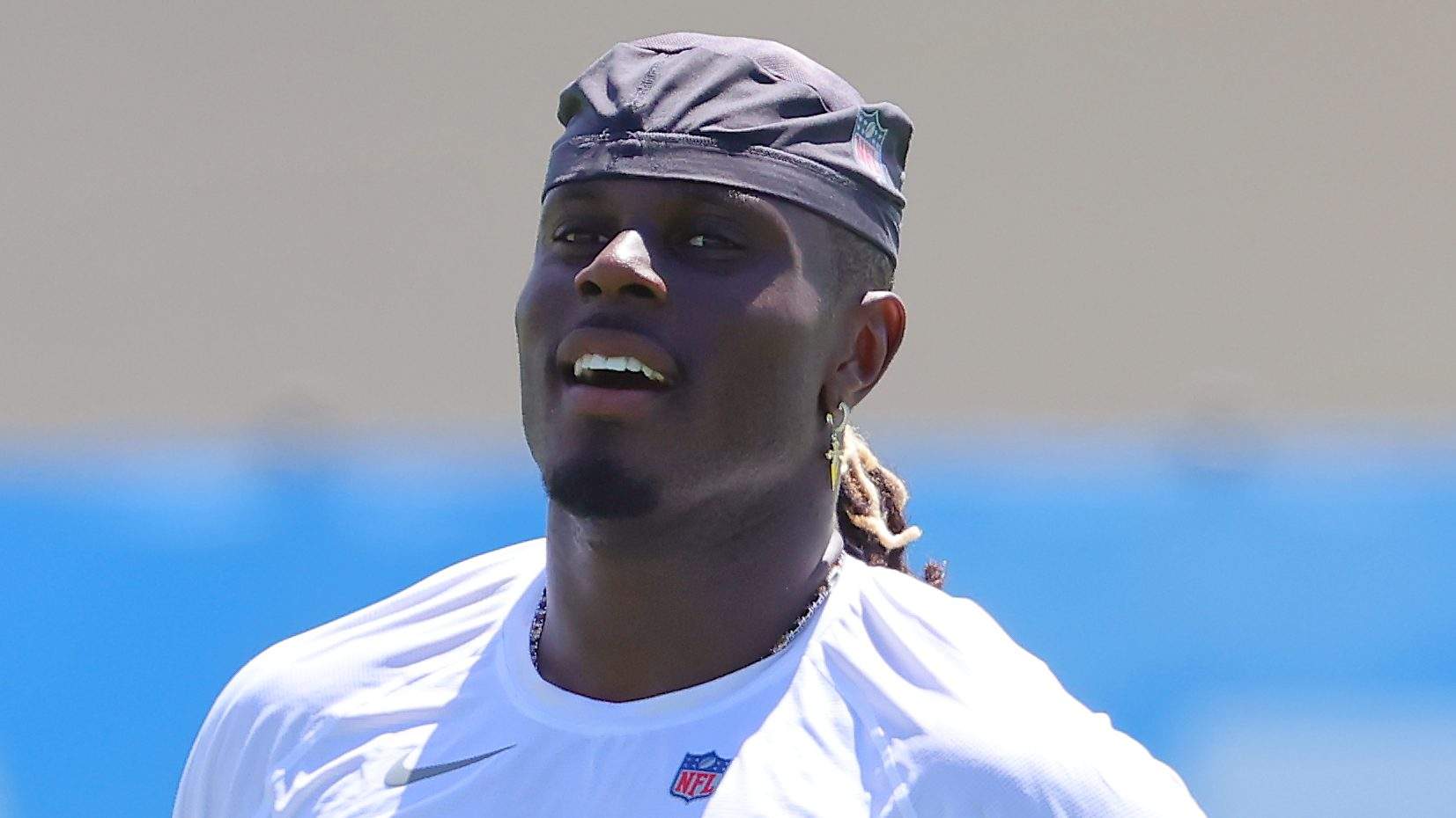 Former Cleveland Browns tight end David Njoku was carted off the field with the Chargers.