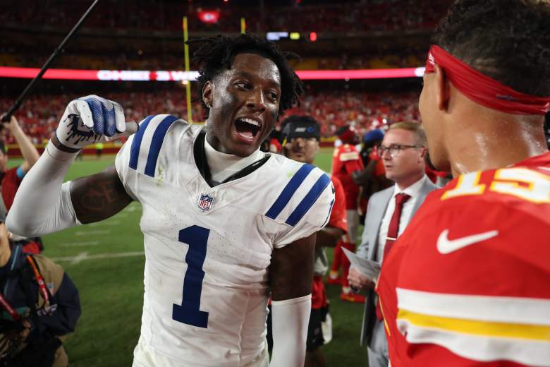 Sauce Gardner chats with Patrick Mahomes.