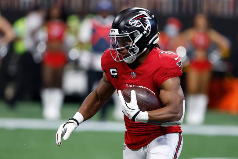 Bijan Robinson runs with the ball for the Falcons in Week 2 against the Panthers.
