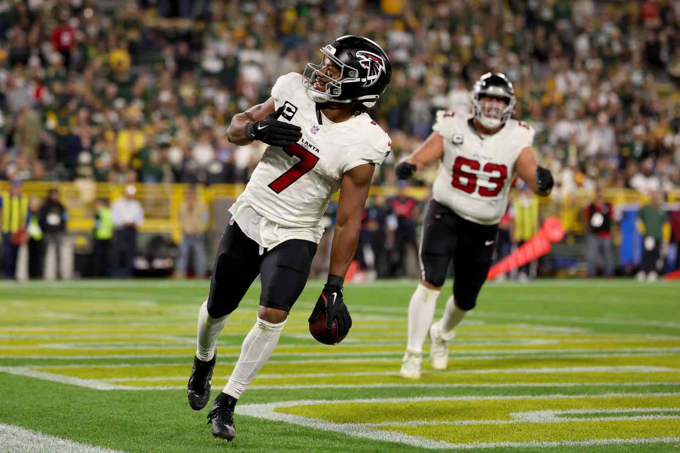 Falcons' Bijan Robinson Ties 3 Legends for All-Time NFL Record