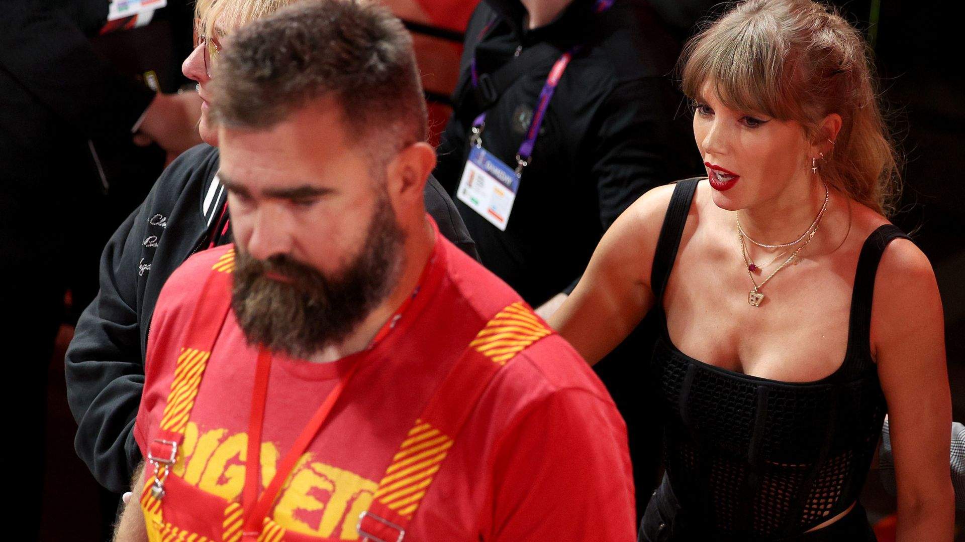 Jason-Kelce-Taylor-Swift.jpg?quality=65&strip=all