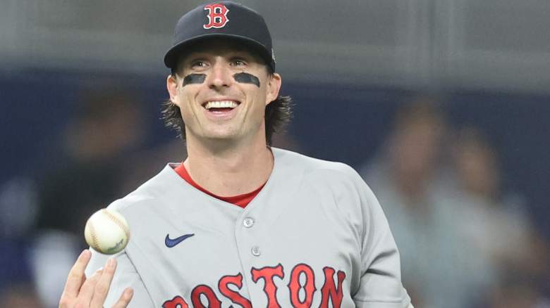 Nick Sogard #20 of the Boston Red Sox throws to Payton Tolle