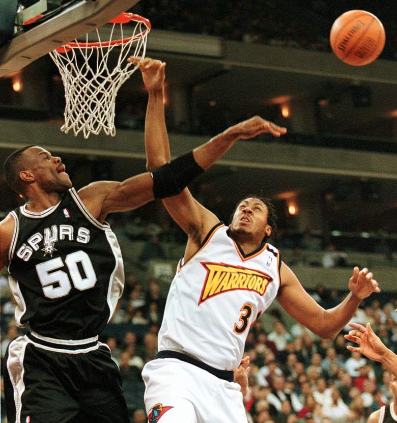 San Antonio Spurs center David Robinson (L) and Go