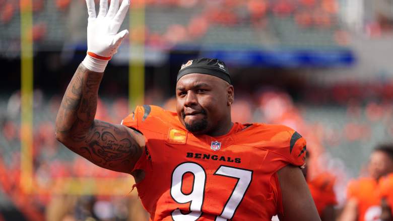 Dexter Lawrence waves to the crowd after Bengals win
