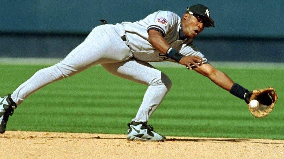 New York Yankees second baseman Mariano Duncan dives for a ball hit by the Atlanta Braves' Keith Lockhart in an exhibition game in Atlanta, GA, 29 March. Atlanta beat the Yankees 2-0. AFP PHOTO/Steven R. SCHAEFER