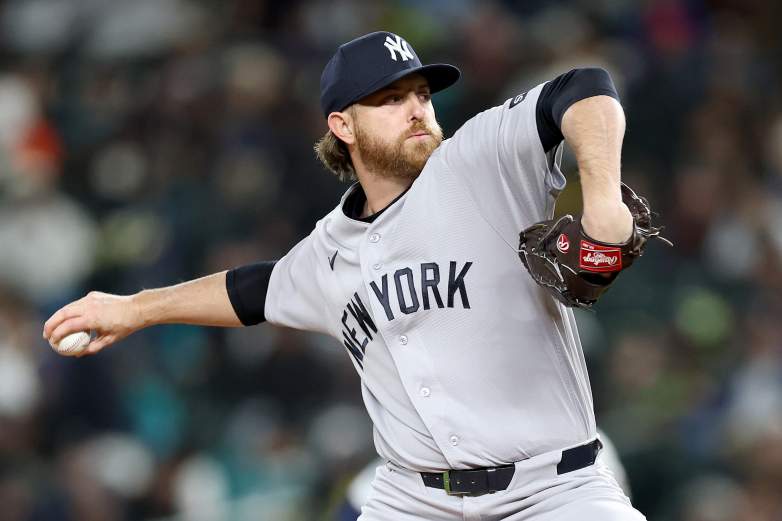 Paul Blackburn pitching for the Yankees