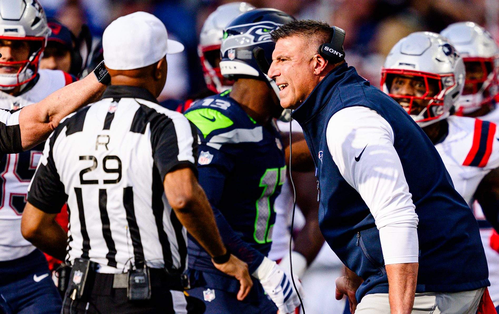 NFL Official Doesn’t Hold Back on Patriots HC Mike Vrabel’s Penalty vs. Bills