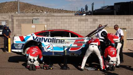Kyle Larson Heads to Garage After Phoenix Crash, Done for the Day