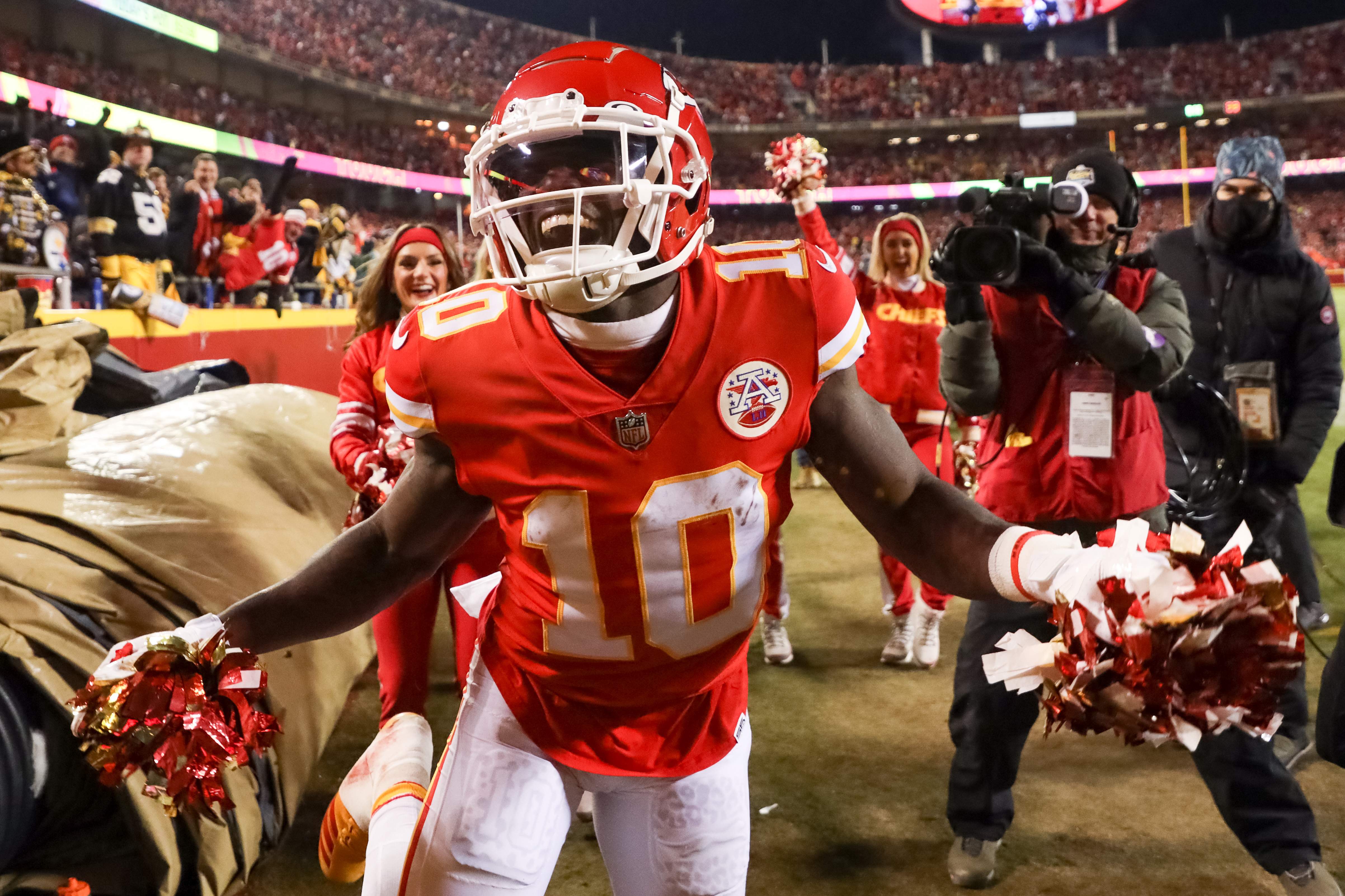 Tyreek Hill Fantasy Football: Should You Pick up Ex-Chiefs WR on Waiver Wire?