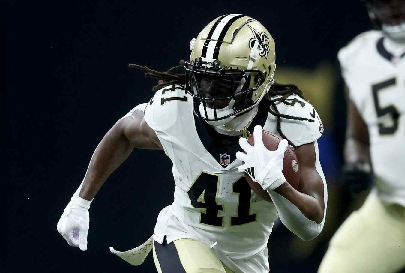 Saints' Alvin Kamara Injury Update Hints at RB Usage With Kendre Miller