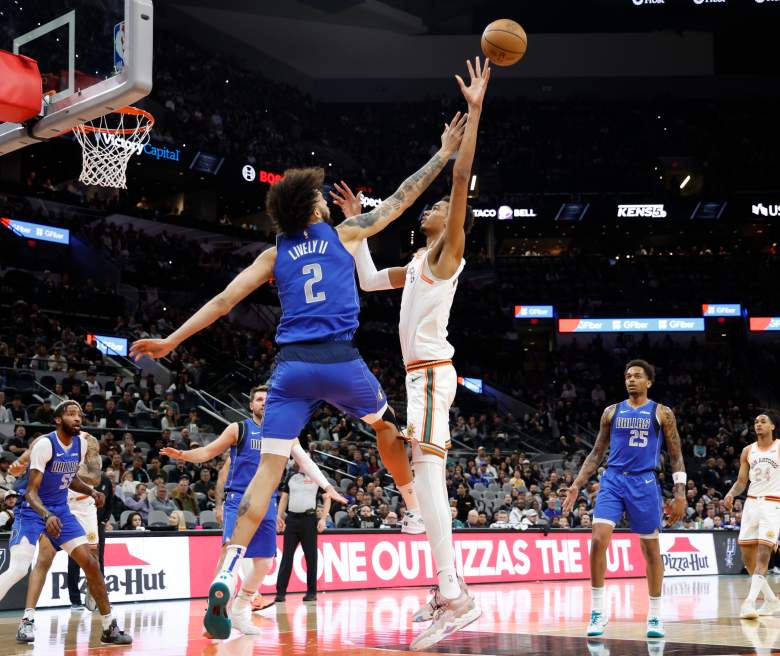 Mavericks center blocks Victor Wembanyama's shot