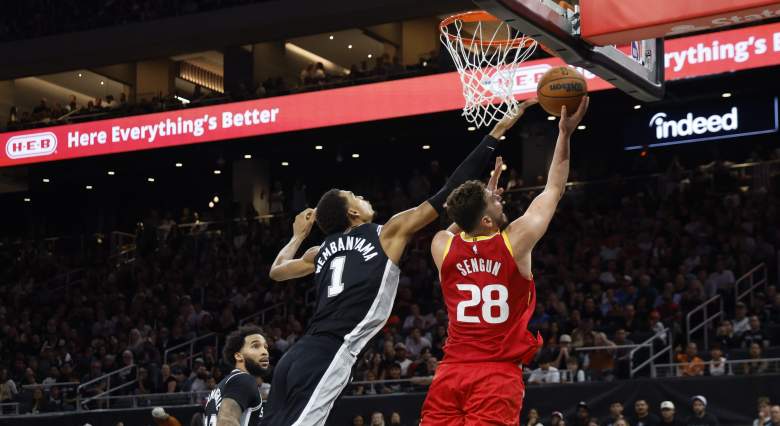 Alperen Sengun is making a layup against the Spurs