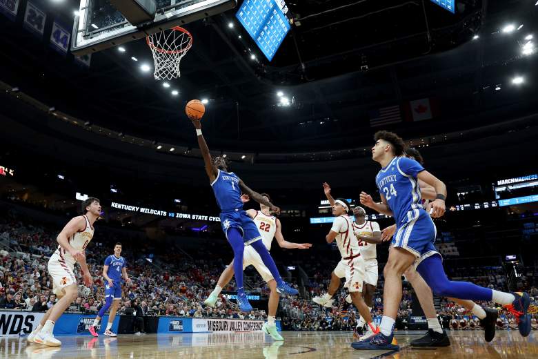 Denzel Aberdeen making a layup against Iowa State 