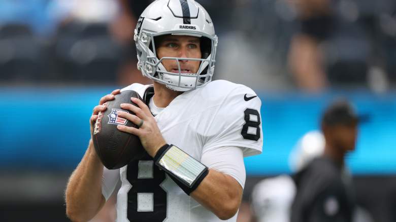 Kirk Cousins #8 of the Las Vegas Raiders warms up