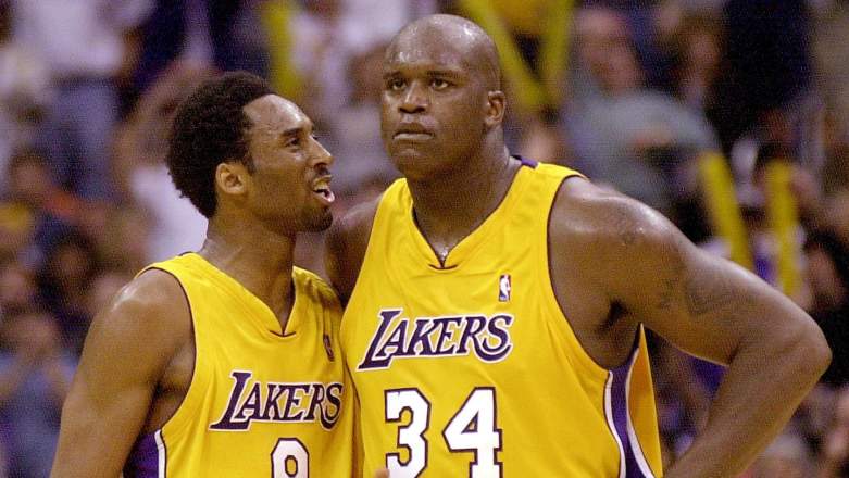 Los Angeles Lakers Kobe Bryant (L) talks to teamma