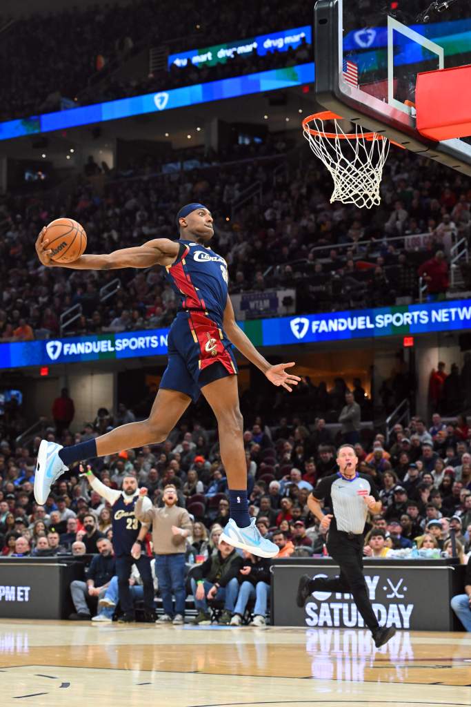 Nae'Quan Tomlin dunks against the Lakers