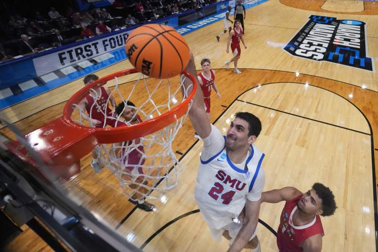 Samet Yigitoglu dunking the ball