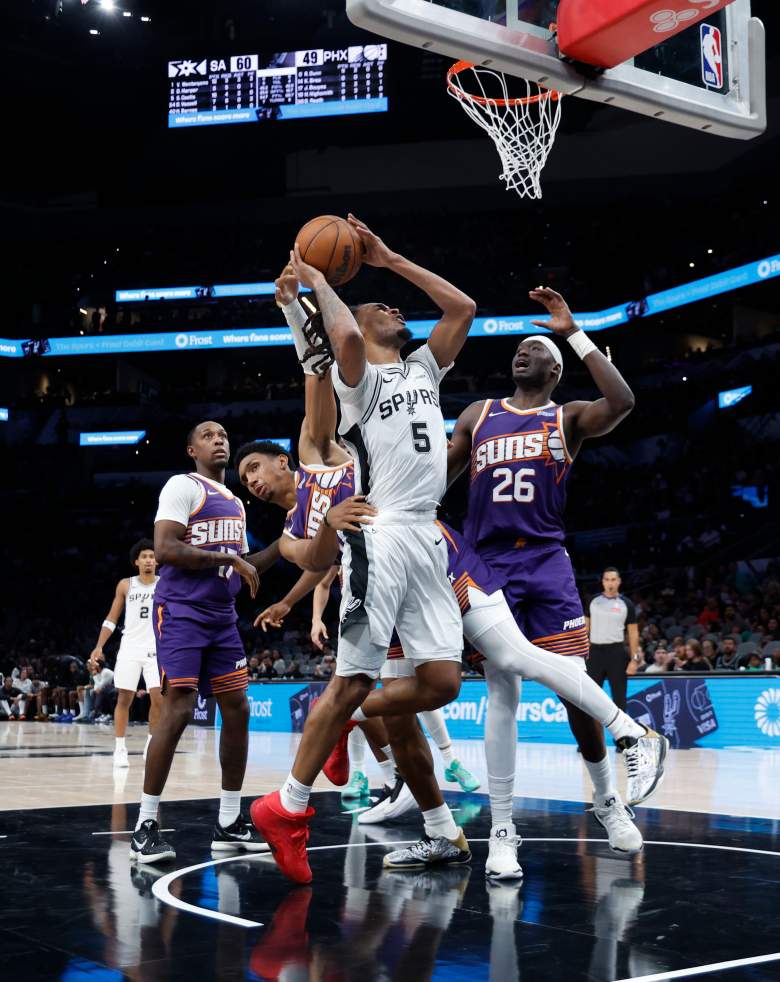 Stephon Castle is driving to the basket