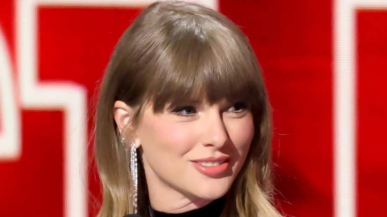 aylor Swift accepts the Artist Director Honors onstage