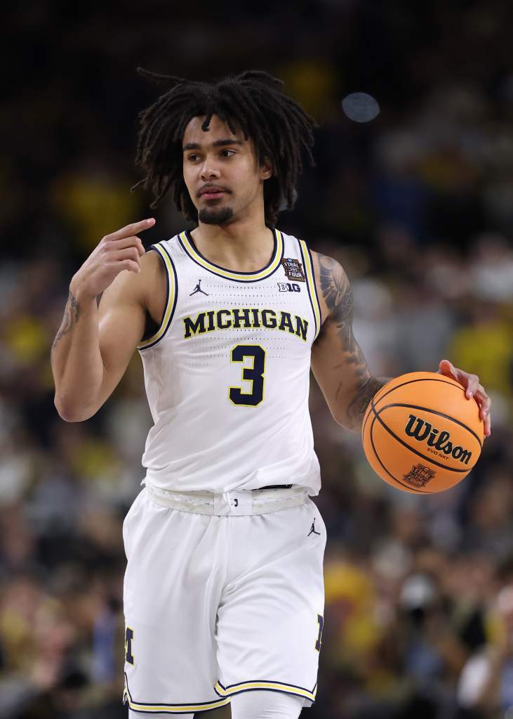 Michigan Basketball: Elliot Cadeau dribbling up the court