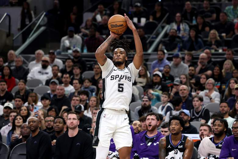 Stephon Castle is shooting a three-pointer