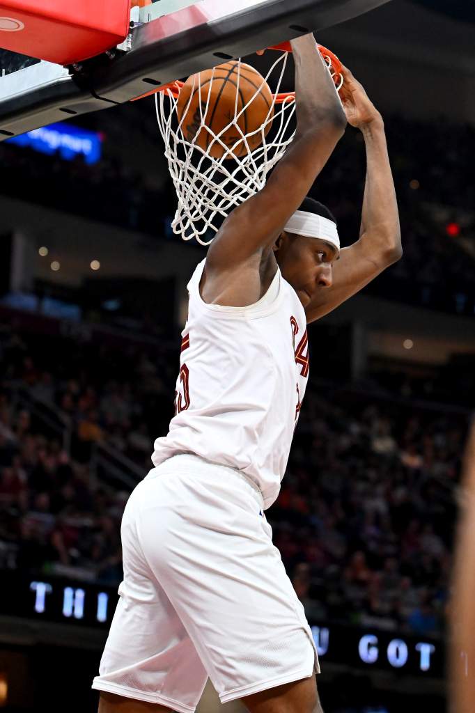 Nae'Qua Tomlin dunking the ball